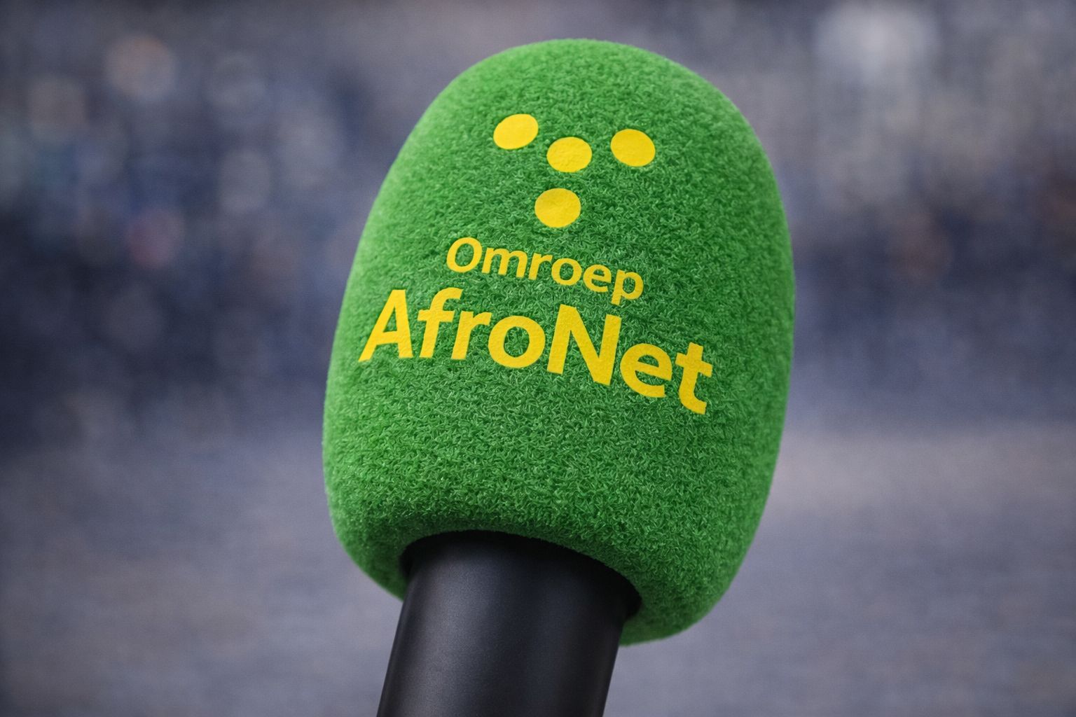 Microfoon met groene windkap en het logo van Omroep AfroNet
